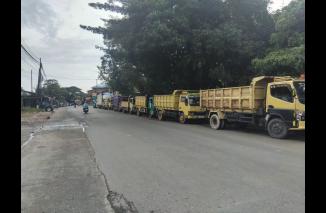 Antrian SPBU KM 15 Meruncing, Bahu Jalan Jadi Sorotan Ganggu Keselamatan