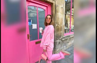 8 Gaya Mix and Match Outfit Warna Bubblegum yang Membuat Hari Anda Lebih Berwarna!