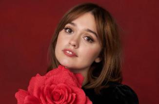 Respon Aimee Lou Wood terhadap Komentar Tak Sedap Tentang Gigi Anda