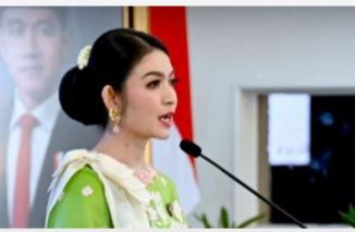 Potret Selvi Ananda dan Arumi Bachsin Jalan Barengan di Acara Dekranasda,Sama-sama Menawan