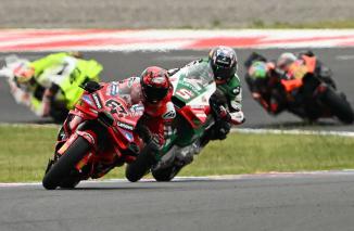 Espargaro Tidak Setuju Brodero Bagnaia Kalah oleh Adik Marquez di GP Argentina