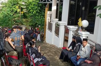 Kesan Haru di Rumah Duka Mat Solar: Padat Pengunjung Sejak Subuh