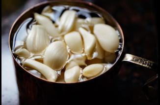 7 Khasiat Luar Biasa Minum Air Hangat dengan Bawang Putih di Pagi Hari
