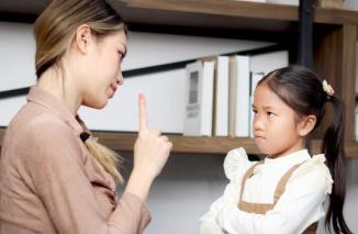 Hindari Ucapkan "Hati-hati" saat Mengingatkan Anak, Ini Kata Pengganti Terbaik Menurut Psikolog