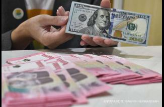 Gara-Gara Ini, Rupiah Ambruk ke Rekor Terburuk Sejak 1998