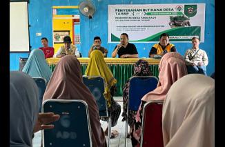 Pemdes Tamasaju Serahkan Bantuan BLT untuk Masyarakat di Bulan Puasa