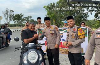 Kegiatan Berbagi Takjil Gratis oleh Polsek Tambang