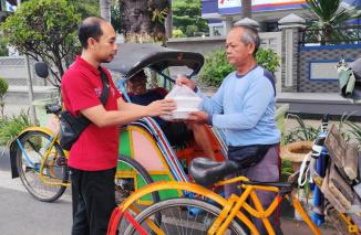Kolaborasi Apoteker, Dinkes, dan Gereja di Rembang: Bagikan Takjil dan Edukasi Obat