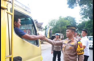 Ramadhan Berkah, Kapolres Lampung Timur Bagikan Takjil kepada Pengendara