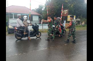 Personel Koramil 1426-03/Galut Bagi Takjil Kepada Para Pengguna Jalan