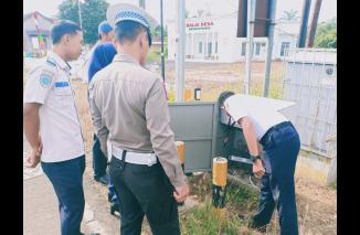 Sat Lantas Polres Lampung Timur dan Dinas Perhubungan Perbaiki Traffic Light yang berada di Jalan Lintas Timur