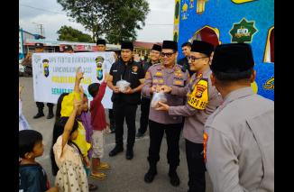 Ramadhan Berkah,Kapolres Bengkalis  Kapolsek Mandau Berbagi Takjil Bagi Pengguna Jalan