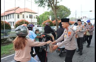 Kapolres Bangka Barat Berbagi Takjil Kepada Masyarakat