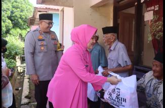 Polri Berbagi untuk Tukang Becak dan Lansia