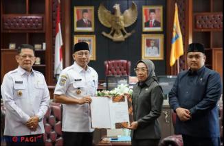 Gubernur Lampung Menyerahkan Plt Bupati Way Kanan Kepada Ayu Asalasiyah