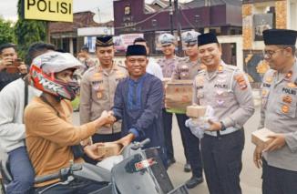 Kepedulian Ramadan: Kapolres Lampung Timur dan Wartawan Sinergi Bagikan Takjil