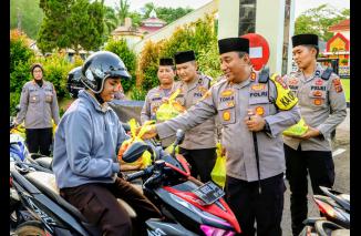 Gandeng Wartawan, Kapolres Bangka Barat Bagi-Bagi Takjil Dan Buka Puasa Bersama