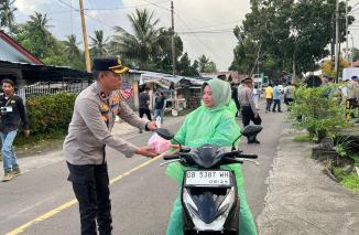 Polres Bitung dan Media Biro Bitung berbagi Takjil dan buka puasa bersama sebagai wujud Polri untuk masyarakat