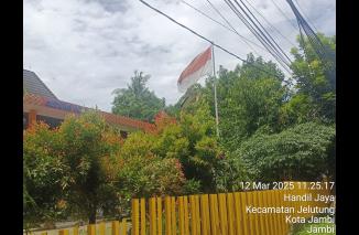 Bendera sobek kusam  Tidak Layak pake   Terpasang di depan  GEDUNG PUSRI di jalan.  H.Agus Salim kota Jambi
