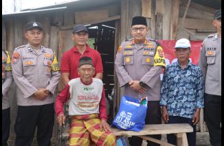 Kapolres Lampung Selatan Kunjungi Kakek Sokim, Lansia Sebatangkara Di Rumah Tak Layak Huni