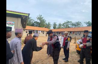 Sat Samapta Polres Lampung Timur Bagikan Puluhan Takjil di Pondok Pesantren Al-Kahfi