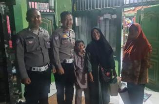 Aksi Mulia Polisi Bantu Ibu-Anak yang Kehabisan Tiket Bus Mudik