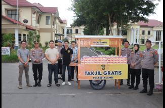Wujud Kepedulian di Bulan Suci Ramadhan, Kapolresta Jambi Bersama Sat Tahti dan Sihumas Berbagi Takjil