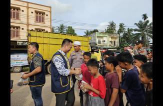 Kegiatan pembagian Takjil oleh Personil Polsek Sungai Gelam bersama Lintas Agama dan Komunitas