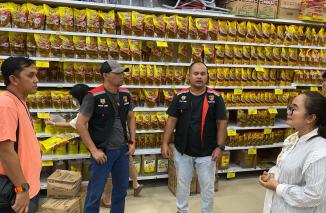 Tim Unit Tindak Pidana Tertentu (Tipidter) Polresta Jambi Bersama Staf Dinas Perdagangan Dan Bagian Metrologi Kota Jambi Melakukan Pengecekan Volume Minyak Goreng