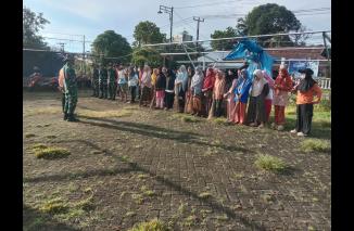 Personel Koramil 1426-03/Galut Bersama Warga Kerja Bakti Bersihkan Saluran Air