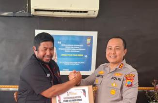 Kapolres Bitung ALBERT ZIK.,SIK.,MH Kegiatan Ramadhan Suci Serahkan Baksos Polri Presisi