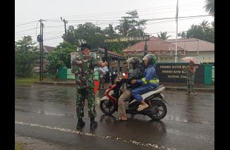 Jelang Buka Puasa, Koramil 1426-03/Galut Bagi-bagi Takjil Kepada Para Pengguna Jalan