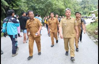 Wakil Bupati Taput Tinjau Lokasi Longsor Akibat Gempa, Kerahkan Alat Berat