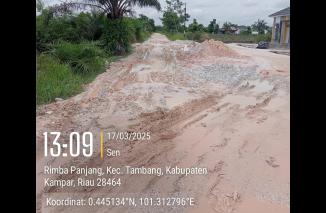 Warga Keluhkan Jalan Masuk Perumahan Primadona yang Rusak dan Berlumpur