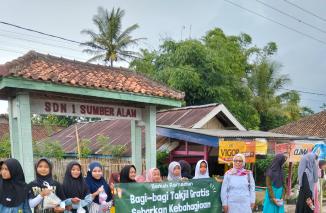 Aksi Berbagi Takjil  di Bulan Ramadhan Yang Penuh Berkah,Dilakukan Siswa Siswi SDN 1 Sumber Alam Dengan Sangat Antusias