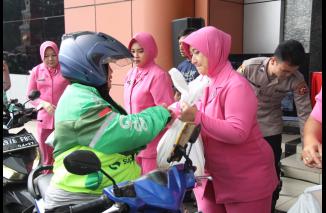 Bhayangkari Peduli, 750 Driver Ojol Dapat Sembako Gratis dari Polres Metro Jakbar
