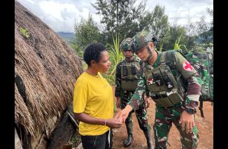 Anjangsana, Satgas TNI Kuatkan Tali Silaturahim dengan Warga Papua