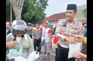 Satuan Lalu Lintas Polresta Banyuwangi dan PW FRN Banyuwangi Gelar "Dum-Duman Takjil" untuk Masyarakat