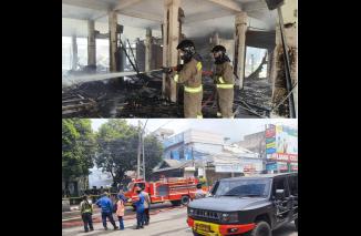 Perbantuan Sat brimob polda jabar dalam pemadaman kebakaran pasar Jum'at Purwakarta Jawa barat