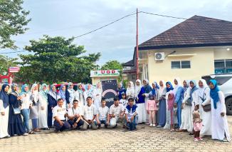 Peduli sesama UPTD Puskesmas Sukadana Lampung Timur bagikan takjil geratis serta di tutup dengan buka bersama