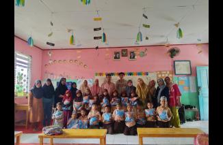 Kepala Sekolah SD. Negeri 221 Labbumisang Membagikan Baju Olahraga Kepada Siswa