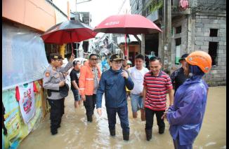 Kapolresta Manado dan Walikota Manado Tinjau Lokasi Banjir