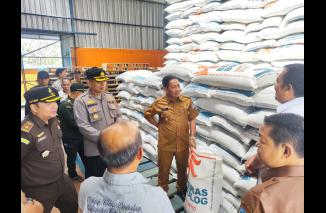 Forkopimda Murung Raya Cek Ketersediaan Bahan pokok Persedian Di Gudang Bulog Kabupaten Murung Raya