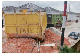 Kondisi Jalan Perumahan Primadona Makin Parah, Warga Dihadapkan dengan Sikap Kontra