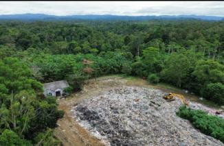 Penyimpangan Anggaran Pengelolaan Sampah Tercium Bau Busuk Menyengat di Pesisir Barat
