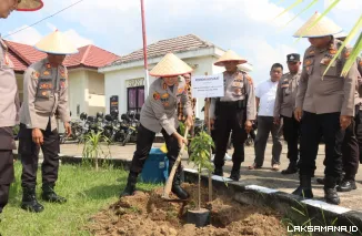 Peduli Kelestarian Lingkungan Kerja Asri, Kapolres Lamtim Tanam Pohon di Polsek Raman Utara