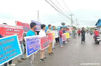 Puluhan Warga Geruduk PT HWI, Bawa Keranda dan Desak Manajemen Buka Lapangan Kerja untuk Warga Sekitar
