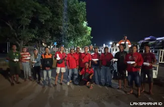 Komunitas Pengurus Kendaraan ( KPK ) Banyuwangi Bagikan Bansos Untuk Sopir Truck Yang Terjebak Macet