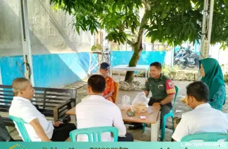Babinsa Koramil 1406-10/Pitumpanua Laksanakan Komsos dengan Aparat Kecamatan