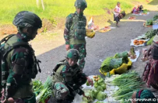 Pasar Tradisional Satgas Yonif 521/DY Borong Hasil Bumi Masyarakat Distrik Kelila